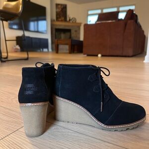 TOMS Women's Black Suede Wedge Boots
